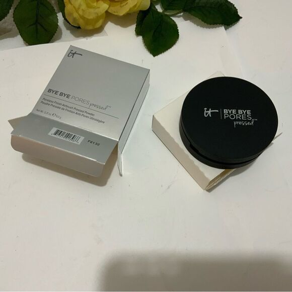 NEW.  It Cosmetics,  Bye Bye Pores Pressed Powder.  Translucent - Picture 3 of 4